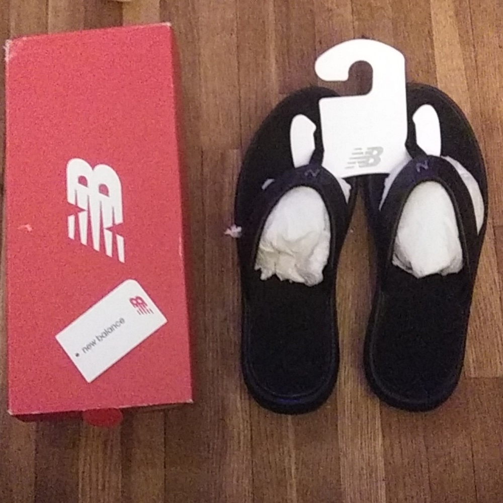 NWT women's new balance leather fit flops